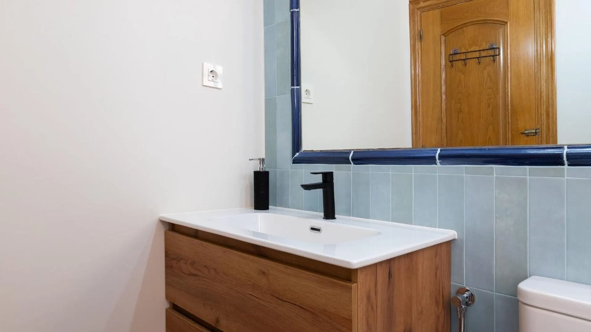 La Caracola - Apartment In Torremolinos Free Wifi 0*,  Spain